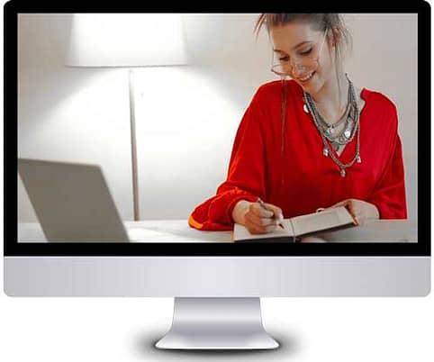 Frau-sitzt-am-Computer